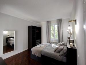 热那亚Elisir Home的一间卧室配有一张床和一面大镜子