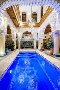 非斯Riad Rcif Alif Suite & SPA的一座带天花板的大型游泳池