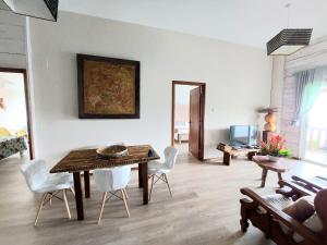 马埃岛贝拉扎尔区My Paradise的客厅配有木桌和白色椅子