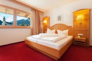施图拜河谷新施蒂夫特奥加唐酒店的一间卧室设有一张大床和窗户