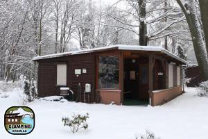 GablenzGlamping Kromlau的小屋地面上积雪