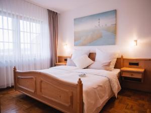 巴特柯尼希Landhaus Weber的一间卧室配有一张壁画床