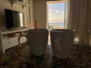 厄尔梅达诺Medano View的客厅内的2杯,享有海景