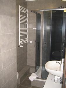 什切青Apartamenty Sedinum - Bryza的带淋浴和盥洗盆的浴室
