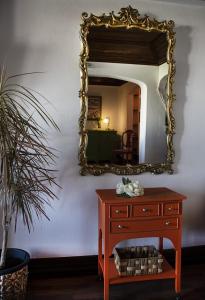 法鲁À dos Reis的墙上的镜子,配有梳妆台和桌子