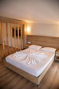 凯麦尔Amsterdam Otel & Suite Apart的一间卧室配有一张带白色床单的大床
