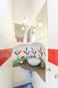 普罗奇达TORRETTA CORRICELLA- Torretta的一间带水槽和镜子的浴室