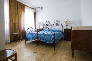 卡奥莱Casa Sincielli的一间卧室配有一张床、一张桌子和一个窗户。