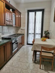亚历山德里亚Splendido appartamento in zona centrale的厨房配有桌子和桌子,设有用餐室。
