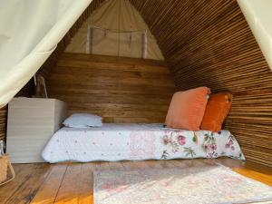 奎波斯城Esquipulas Rainforest的一张床上的枕头