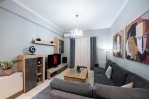 科孚镇Luxury katrinas apartment with outdoor jacuzzi的带沙发和电视的客厅