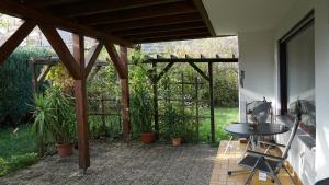 宾德拉赫Großzügige Wohnung mit Terrasse und Gartenzugang.的一个带桌子的屏蔽式庭院