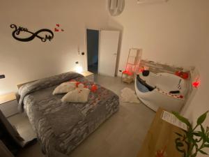 巴里La chicca sul mare的一间卧室配有一张床和浴缸