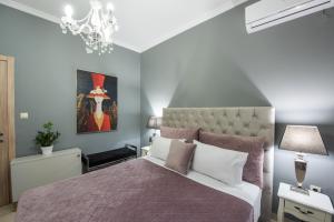 科孚镇Luxury katrinas apartment with outdoor jacuzzi的一间卧室配有一张床和一个吊灯