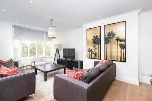 伦敦' Luxury & Spacious 4 Bed 4 Bath Apartment '的客厅配有两张沙发和一台电视机