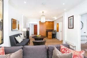 伦敦' Luxury & Spacious 4 Bed 4 Bath Apartment '的客厅配有沙发和桌子
