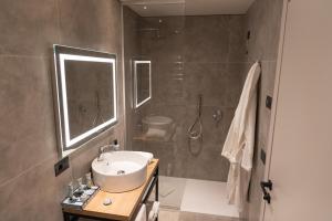 莫迪卡Modica Boutique Hotel的一间带水槽和淋浴的浴室
