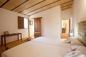 马纳科尔Finca Son Sureda Agroturismo的卧室配有一张白色大床