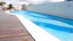纳塔尔Marina Bezerril - 1304 Pontamares - O melhor de Natal的白色建筑旁边的大型游泳池
