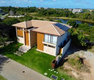 普拉亚多Casa em Praia do Forte - Bahia的房屋的顶部景色,上面设有太阳能电池板