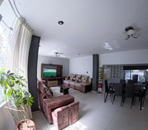 阿雷基帕Departamento amplio y bonito en Arequipa的带沙发的客厅和用餐室
