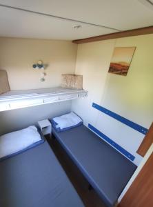 贡斯基Domki GAMA的小房间,船上有两张床