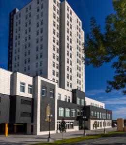 哈利法克斯Halifax Tower Hotel & Conference Centre, Ascend Hotel Collection的建筑前高大的白色建筑