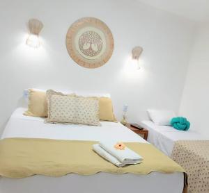 塞古罗港Pousada Canto de Paz的卧室配有两张床,墙上挂着一幅画