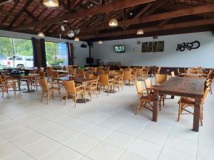 圣本图-杜萨普卡伊Chacara bora bora的用餐室配有木桌和椅子