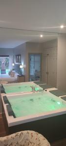 昆卡派纳精品酒店的卧室内设有一个大浴缸
