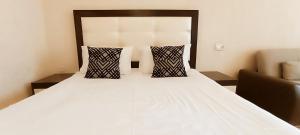 埃里温LUX apartment on Koghbaci的卧室配有一张带两个枕头的大白色床
