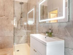维斯贝希Tawny Acre Barn - Uk38614的浴室配有白色水槽和淋浴。