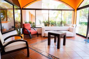吉拉尔多特Hotel Peñon Suites的客厅配有沙发和桌椅