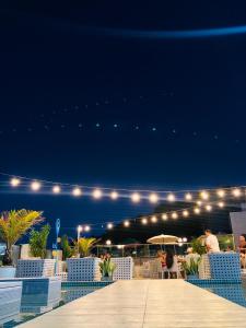 若昂佩索阿卡博布兰科阿特兰蒂克酒店的庭院在晚上配有椅子和灯