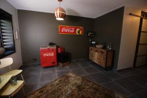 贝克VET - Bed & Breakfast的一个空房间,有旧古柯可乐冰箱