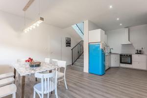兹蒂尔Chata Zdiarka 4M的厨房以及带桌子和蓝色冰箱的用餐室