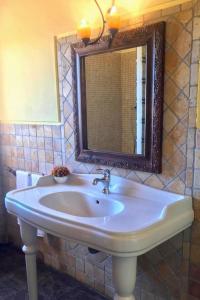 马林堡Varandas do Vale Furnazinhas的浴室配有带镜子的盥洗盆和镜子