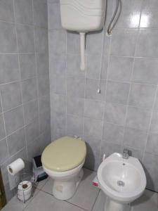 拉埃斯梅拉达Casa en La Esmeralda Uruguay的一间带卫生间和水槽的小浴室