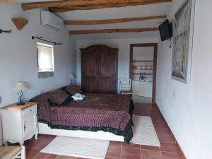 圣特奥多罗Stazzo vista mare的一间卧室配有一张床、一张桌子和一面镜子