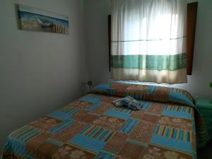 圣特奥多罗Stazzo vista mare的一间卧室配有床,床上装有被子