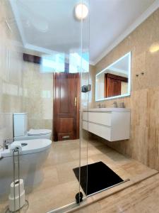 波多黎各Villa Playa Amadores - Luxury villa with heated pool的浴室配有卫生间、盥洗盆和淋浴。