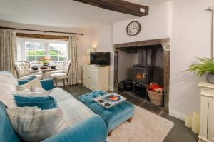 查普尔斯提莱Bank View的客厅设有蓝色的沙发和壁炉
