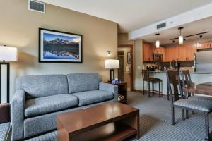 坎莫尔B&B Falcon Crest Lodge 1BR 1Pullout的带沙发的客厅和厨房