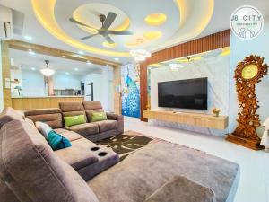 努沙再也Pangsapuri Meridian @ JB City Homestay的带沙发和平面电视的客厅