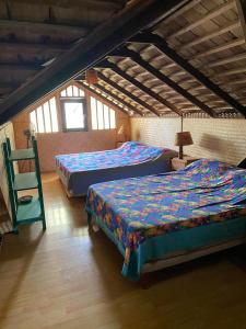 HauruBeach de rêve de moorea的一间卧室配有两张床和椅子