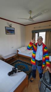 博卡拉Hotel Mountain View - Lakeside Pokhara的一个人站在房间里