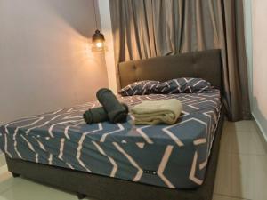 Comfortable House w AC 4 Bedrooms WIFI PS4 near Desaru Beach客房内的一张或多张床位