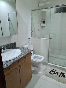 MuhoroniKoru Farm Retreat的浴室配有卫生间、盥洗盆和淋浴。