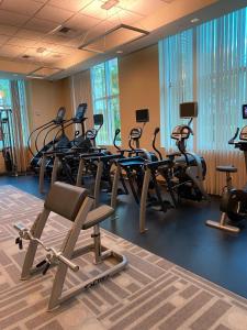 拉斯维加斯Balcony Suite Strip View的健身房设有数台跑步机和椭圆机