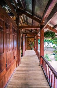 木州县SAKURA House - Hoa Ban的走廊上设有木墙和木走道